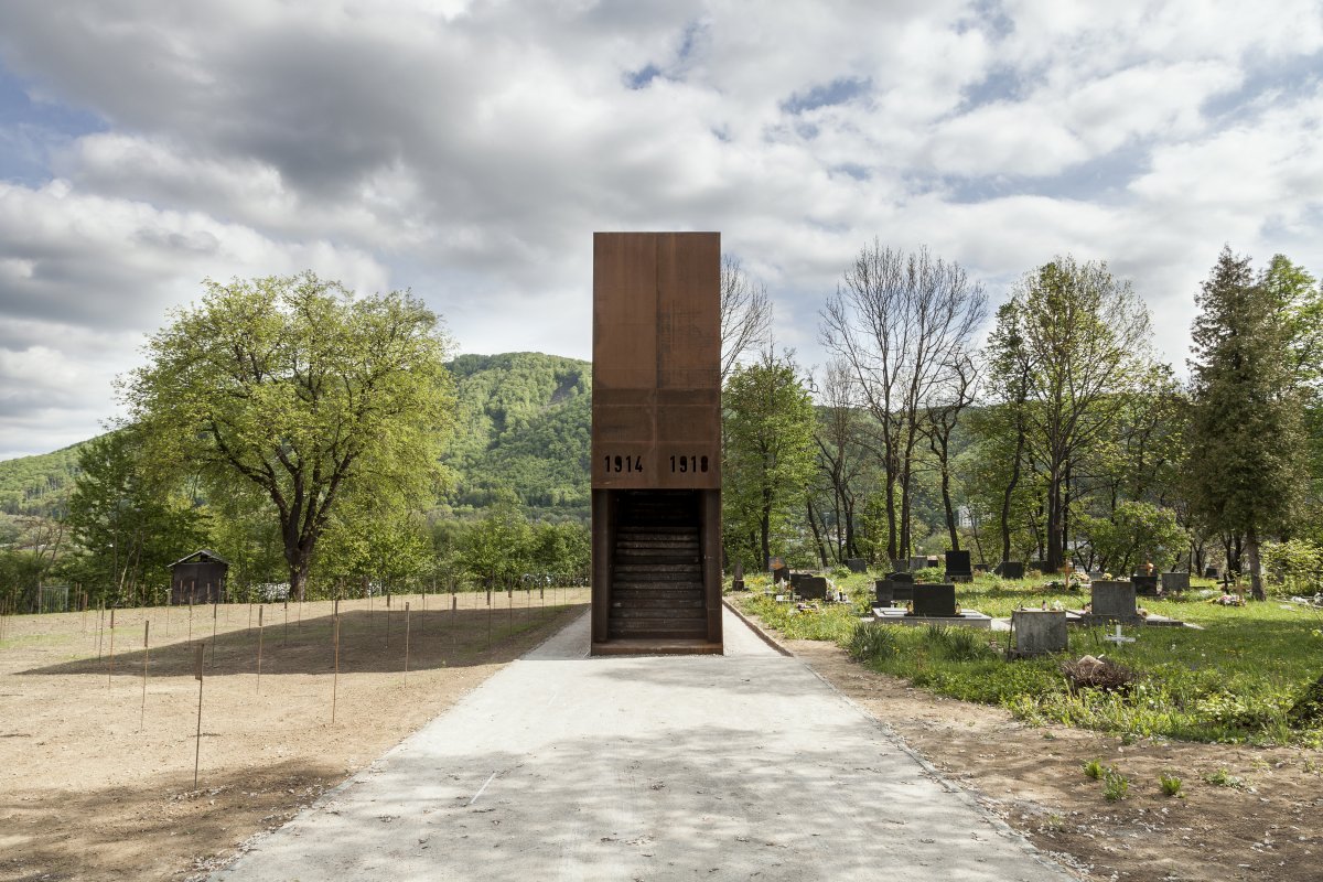 ENTRANCE TO THE LOOKOUT