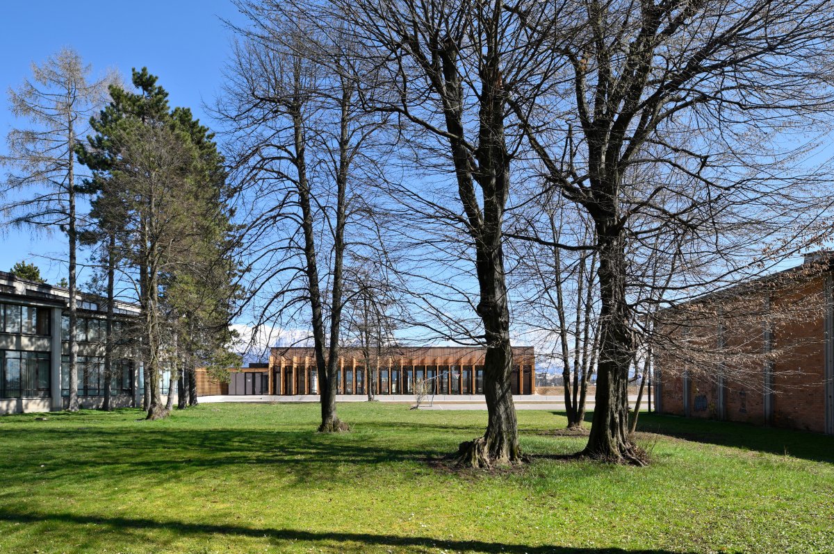 STRAŽIŠČE PRI KRANJU WOODEN GYM HALL SURROUNDINGS